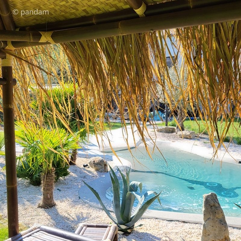 Intérieur du bar en bambou noir