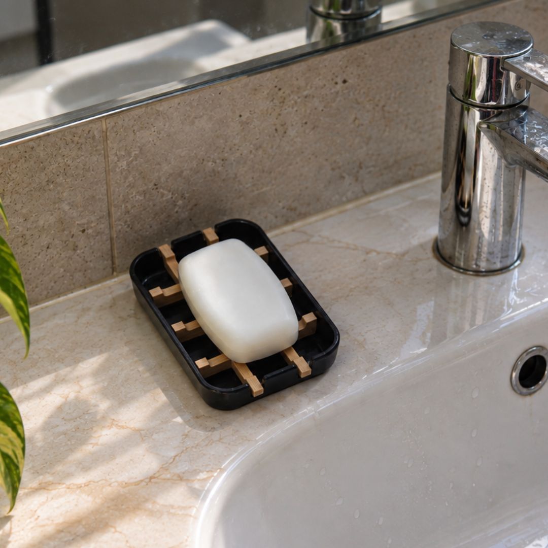porte savon en bambou noir dans la salle de bain