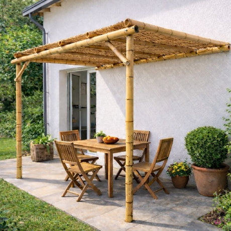 Pergola en bambou adossée contre une maison