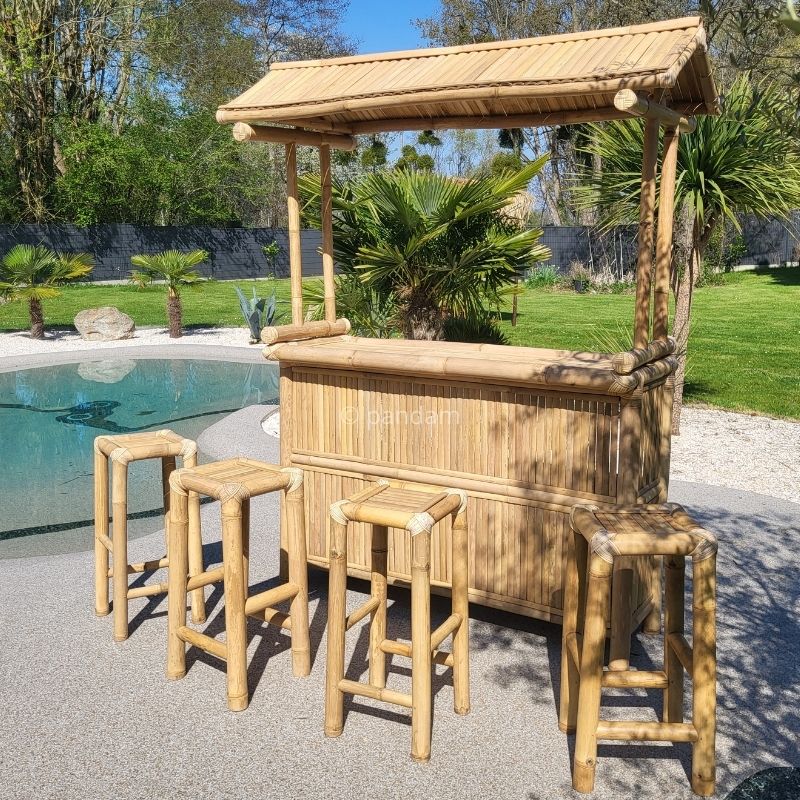 Bar en bambou avec la piscine