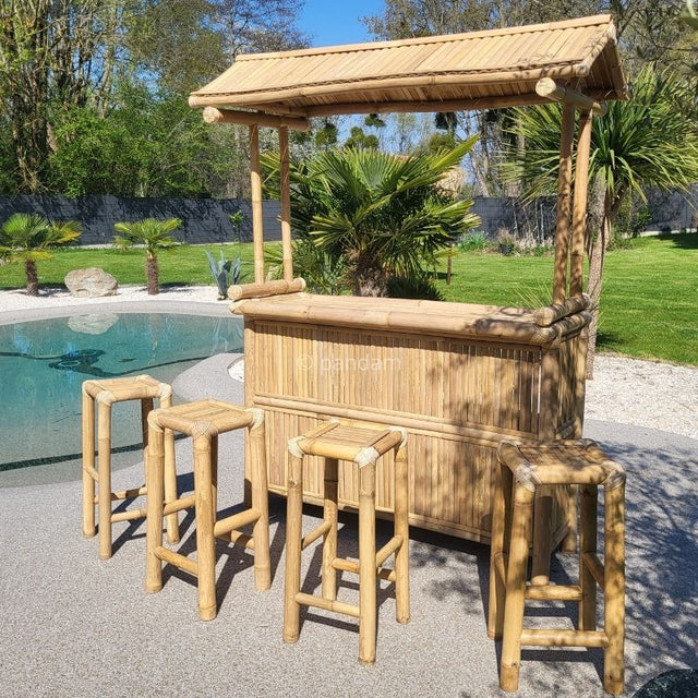 Bar en bambou avec la piscine