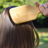 Brosse bambou dans les cheveux