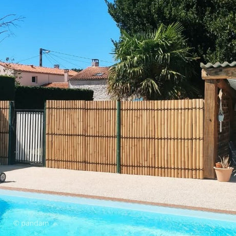 Clôture de piscine en bambou